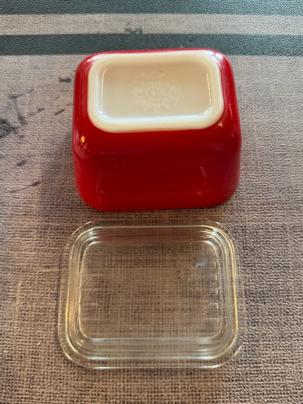 Vintage Pyrex red refrigerator dish - Picture 9 of 10